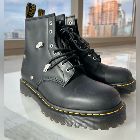 NWOT Dr Martens 1460 BEX STUD LEATHER LACE UP BOOTS - Picture 1 of 8